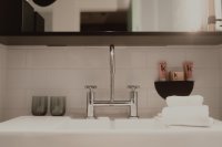 Chroom is terug in de badkamer en ziet er anders uit