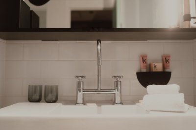 Chroom is terug in de badkamer en ziet er anders uit